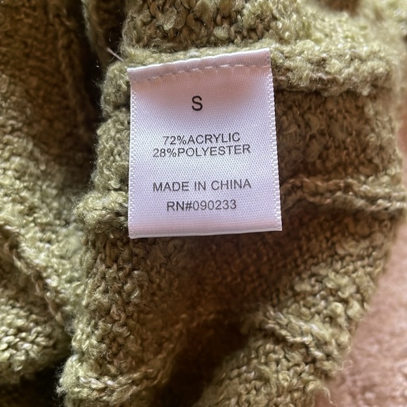 2 L A HEARTS SWEATERS - Picture 3 of 4